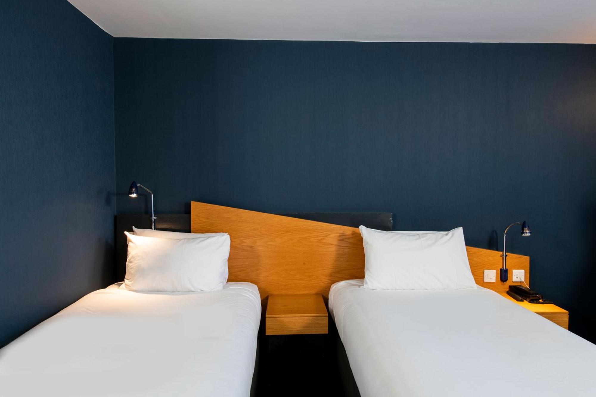 Holiday Inn Express Taunton East By Ihg מראה חיצוני תמונה