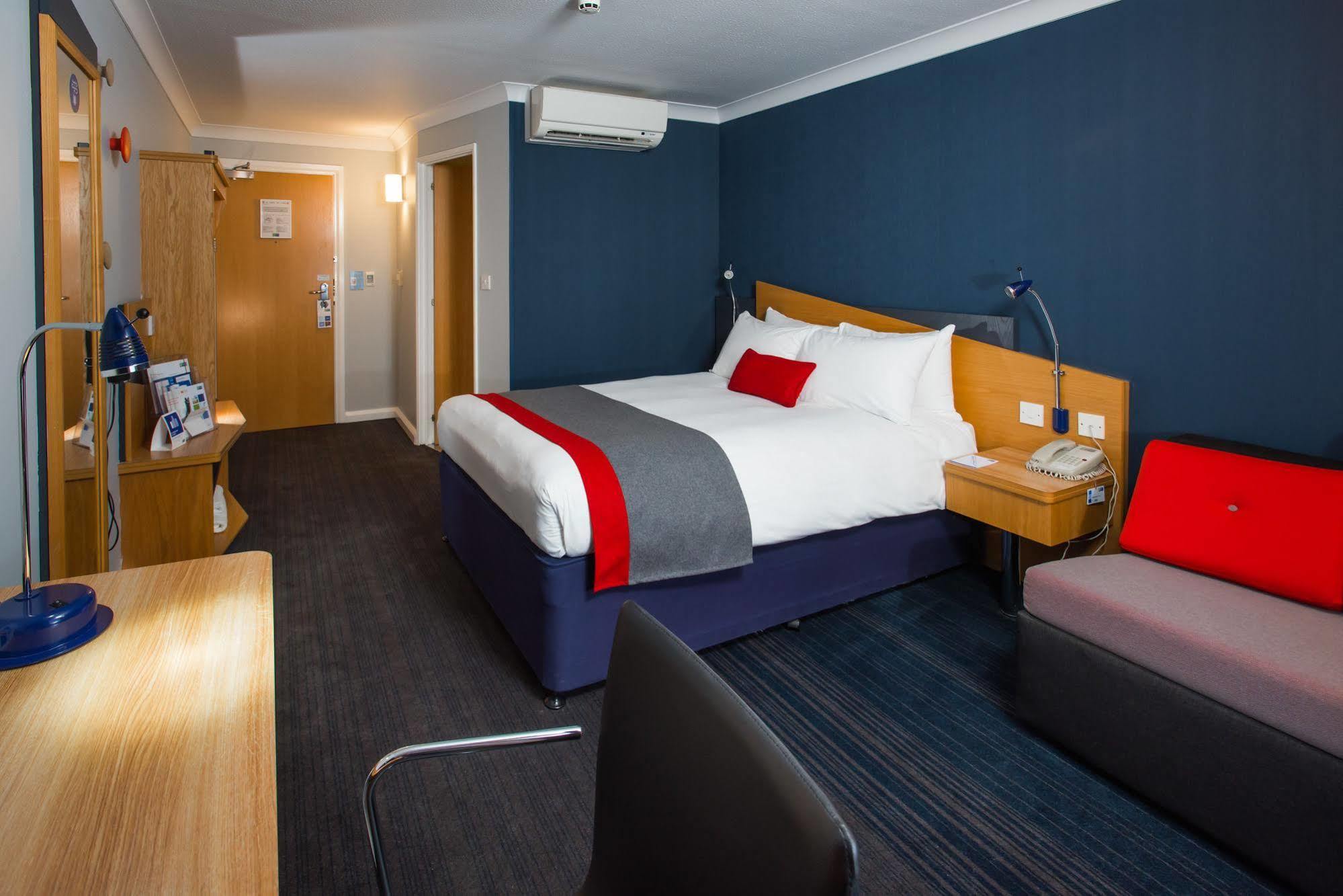 Holiday Inn Express Taunton East By Ihg מראה חיצוני תמונה